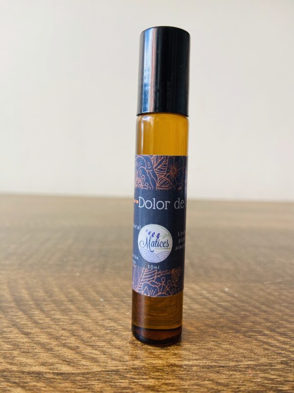Roll-on con aceites esenciales de lavanda, menta y saro. Alivia el dolor de cabeza de forma natural. 🌿 Efecto refrescante, relajante y portátil.