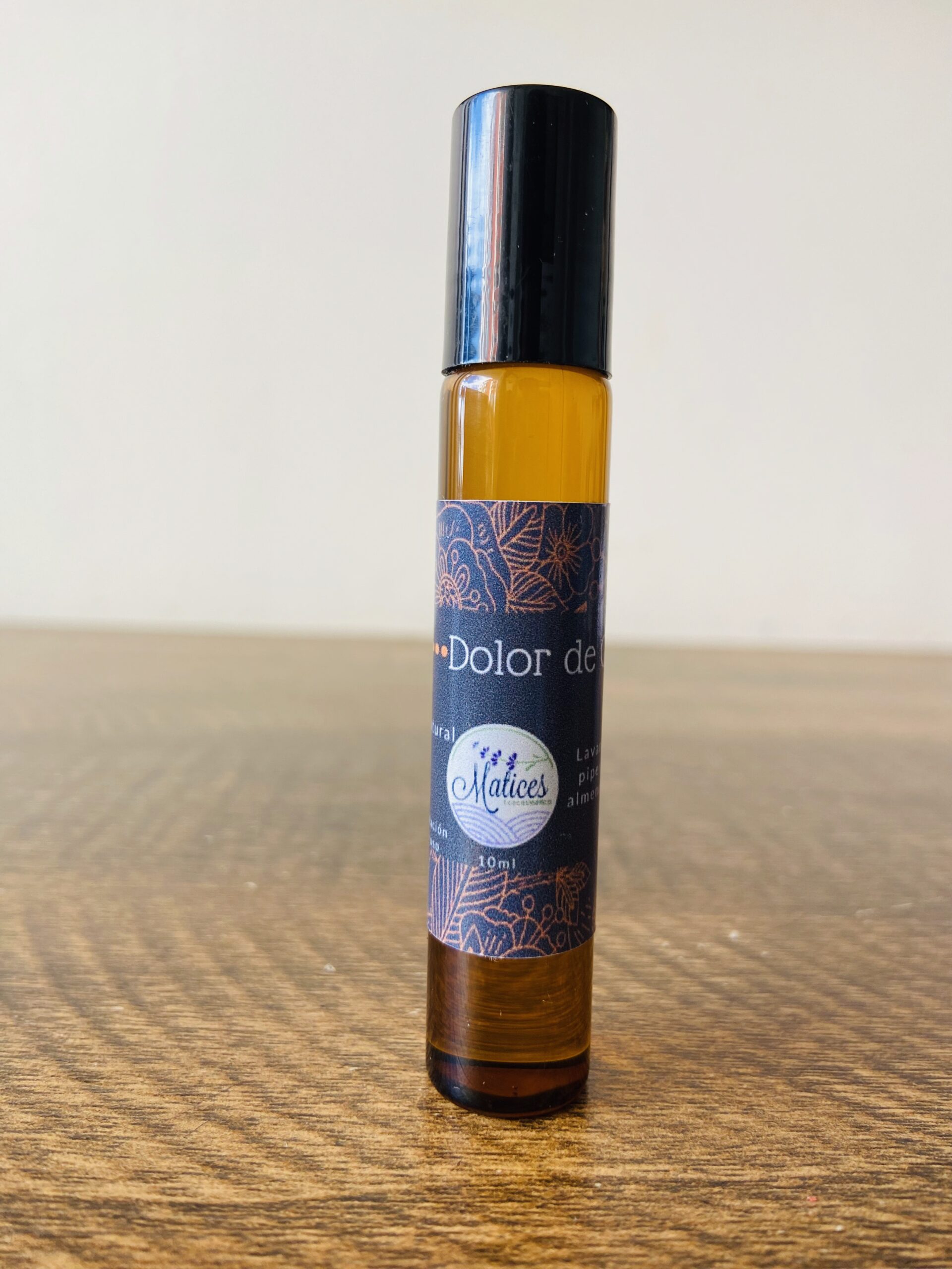 Roll-on con aceites esenciales de lavanda, menta y saro. Alivia el dolor de cabeza de forma natural. 🌿 Efecto refrescante, relajante y portátil.